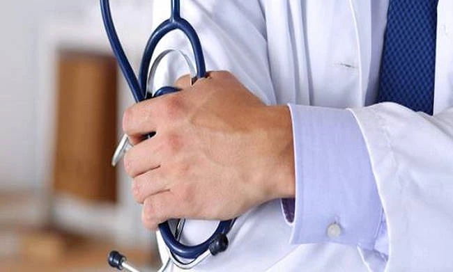 Θεσσαλονίκη: Ελεύθερος με εγγύηση και περιοριστικούς όρους ο γιατρός που κατηγορείται για χρηματισμό